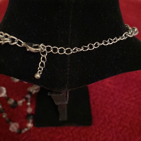 Black and Clear Crystal Cut Necklace with appearance of 5 strands of beads - Picture 3 of 4